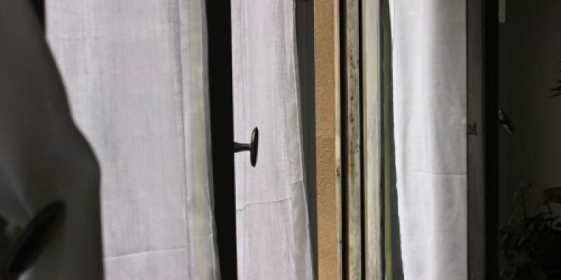 Manualidad de cortina instalada en ventana