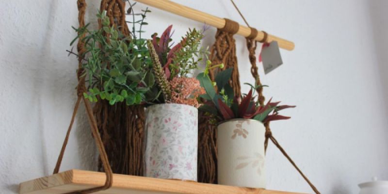 Estantería decorativa con forma columpio