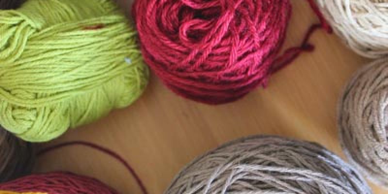 Ovillos de cuerda de color