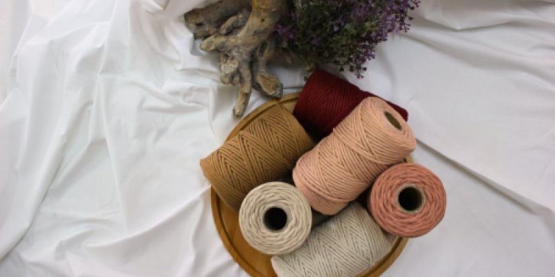 Ovillos de cuerda metidos en bandeja de mimbre